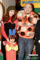 高清图：容祖儿出席爱心活动 笑言扮玩偶求婚落伍