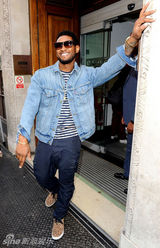 组图：亚瑟小子街拍LOOK 牛仔夹克搭配豹纹潮鞋