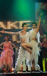 组图：黄曼亮相《舞林大会》被赞最完美身材