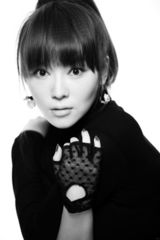 组图：王紫伊黑白写真动感十足 妩媚灵动笑容迷人