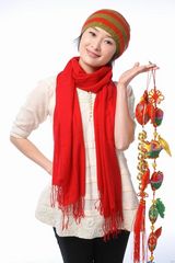 高清图：吴越推拜年写真 喜庆知性显传统女人味