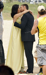 幻灯图集：休-杰克曼巴西拍广告 海滩献吻黄衣美女