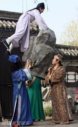 幻灯图：《唐伯虎2》探班 三才子“教坏”黄晓明