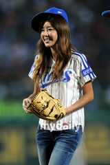 组图：韩星朴寒星为棒球赛开球 俏皮可爱笑容灿烂