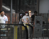 组图：李云迪口罩装扮严实 携神秘美女现身机场