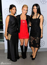 组图：海顿-潘妮蒂尔皮衣搭红色蕾丝短裙亮相