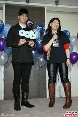 组图：温升豪35岁生日圆歌手梦 唱新歌回馈歌迷