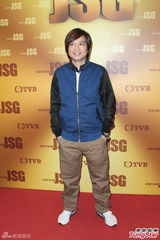 组图：黄家强黑纱透视装露点 与叶世荣重组乐队