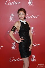 组图：熊黛林携手张智霖出席活动 大露背打扮抢镜