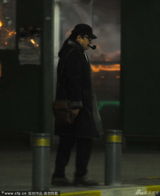 组图：刘欢抵沪开工妻子随行 烟瘾发作烟斗解围