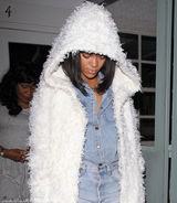 组图：蕾哈娜披毛绒大衣亮相 一路低头显文静