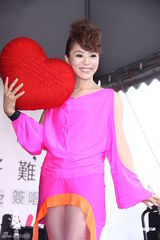 组图：丁当签唱会目睹男男热吻 称很想谈恋爱