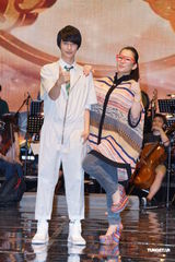 组图：严爵与麦可森PK琴艺 温岚高唱泰雅语歌曲