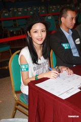 组图：冼色丽活动现场性感调酒