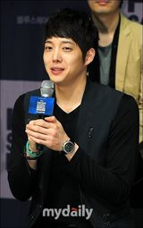 组图：f(x)Luna与SJ厉旭FT在真等宣传音乐剧