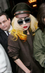 高清图：GaGa龙虾装现身伦敦 真空上阵胴体隐现