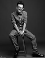 组图：黄海波黑白大片曝光 黑框逆天卖萌无止境