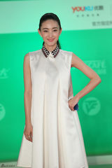 组图：王丽坤上视节颁奖 素颜女神清新靓丽