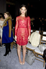 组图：前阿汤嫂凯蒂红裙亮相秀场 大玩透视诱惑