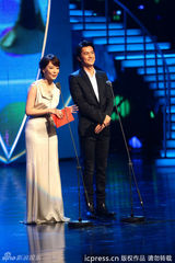 组图：陈数福山雅治颁发白玉兰奖最佳男主角