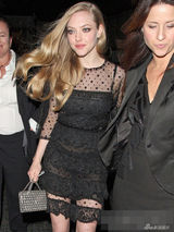 组图：阿曼达透视蕾丝裙亮相派对 丁字裤隐现