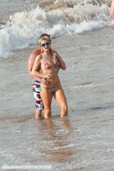 组图：希尔顿与男友鸳鸯浴 海滩戏水被搂蛮腰