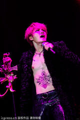 组图：金在中南京火热开唱 赤裸上身大方秀纹身