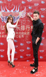 组图：孙敬媛白西装亮相华语音乐排行榜