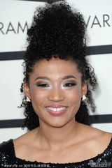 组图：56届格莱美红毯 泰勒透视麦当娜反串绅士