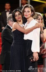 高清组图：《妓院里的回忆》首映 两美女大玩女女吻