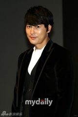 组图：《剑雨》韩国首映 郑雨盛(郑宇成)着黑西装亮相