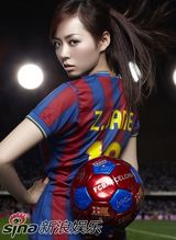 幻灯图集：张靓颖化身足球宝贝 秀球技球场颠球