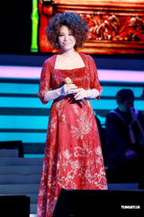 组图：蔡琴红馆开唱着低胸装 性感装扮突破以往