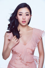 组图：张含韵性感写真曝光 蜕变大秀美腿