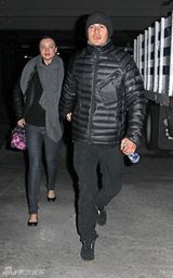 高清组图：奥兰多-布鲁姆秀恩爱 精灵王子护大肚娇妻