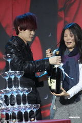 组图：付辛博签约新东家即将开个唱 许巍现身助阵