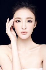 组图：刘雨欣黑色视觉写真展精致面庞