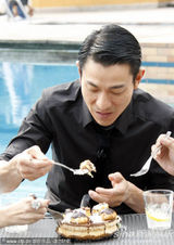 高清图：刘德华提前庆生大快朵颐 吃蛋糕舔手指