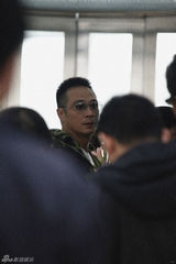 组图：吴镇宇抵京扮“黑超潮人” 宝刀未老笑容难掩