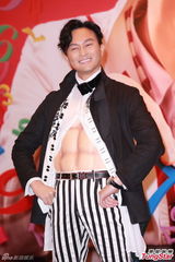 组图：张智霖预演个唱秀腹肌化身欢乐先生送礼