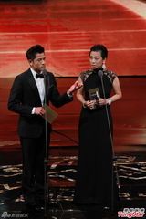 组图：郭富城张艾嘉颁奖台上调侃成龙