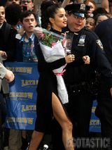 组图：赛琳娜戈麦斯纽约出席活动 性感从容甜美