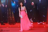 组图：孟瑶亮相金像红毯 粉裙美胸呼之欲出