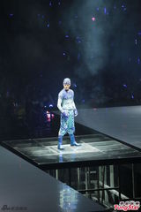 组图：熊黛林助阵郭富城 手持荧光棒当粉丝