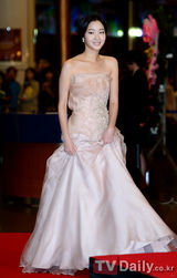 组图：韩国大钟电影节颁奖 金高恩抹胸长裙亮相