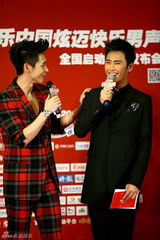 组图：快乐男声启动 谢霆锋当评委墨镜亮相