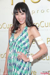 组图：梁汉文为老婆投资 情趣兼护肤稳赚不赔