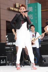 组图：A-Lin签唱会人气爆棚 自曝爱情事业两得意