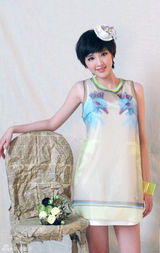 组图：唐艺昕封面大片 清新鲜花LOOK恬静怡人