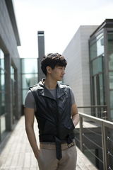 组图：金钟勋春末简约风格街拍秀潮男气质